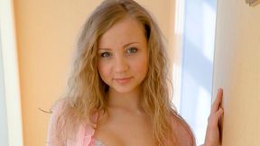 Aesthetic soloing hottie Cherri sticks a toy in her shaved hole