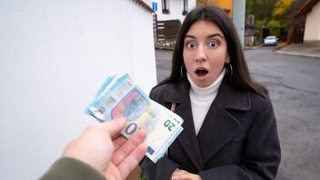 Petite house cleaner loves to suck