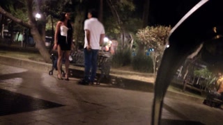 DESCUIDA a su NOVIA y se FOLLA al primer PENDEJO que se encuentra en la CALLE